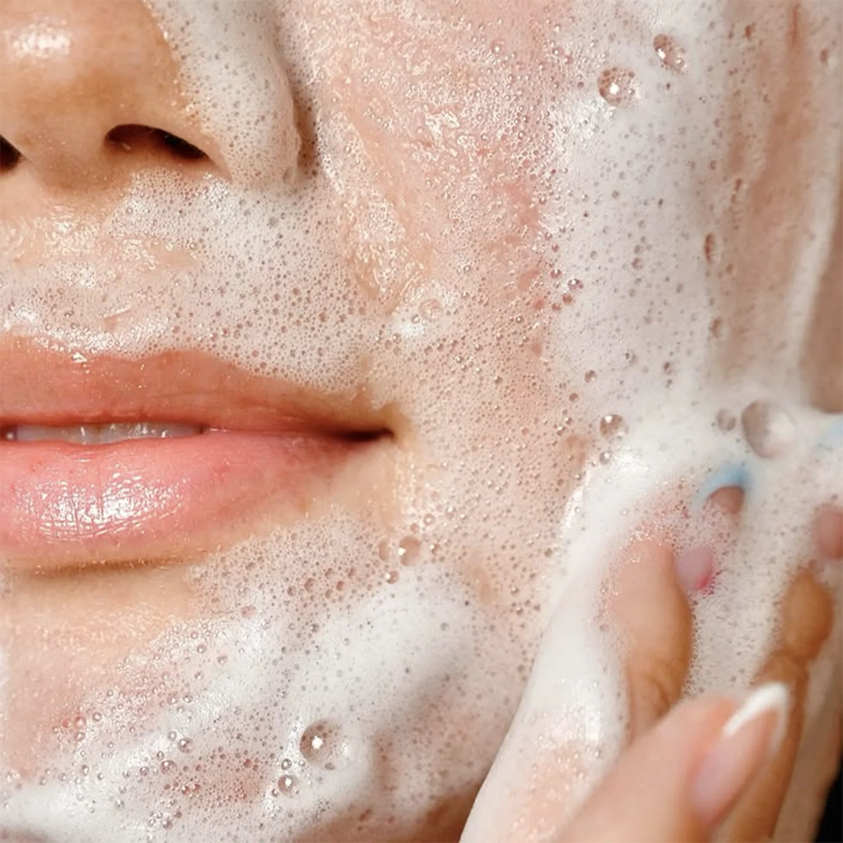 Bubble Burst gel limpiador facial refrescante que limpia profundamente sin resecar la piel