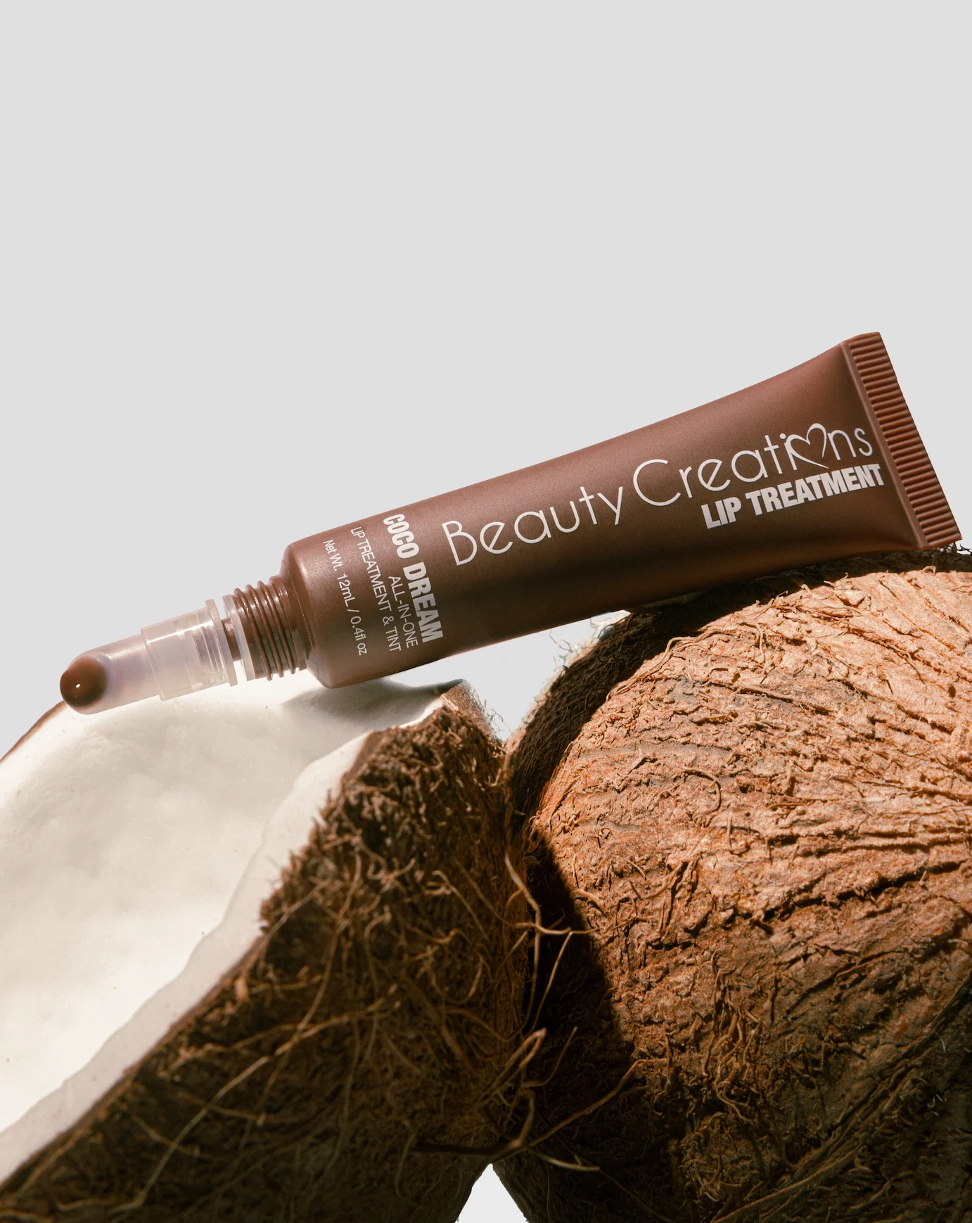 Tratamiento labial con color Beauty Creations hidratante con acabado brillante y tonos construibles