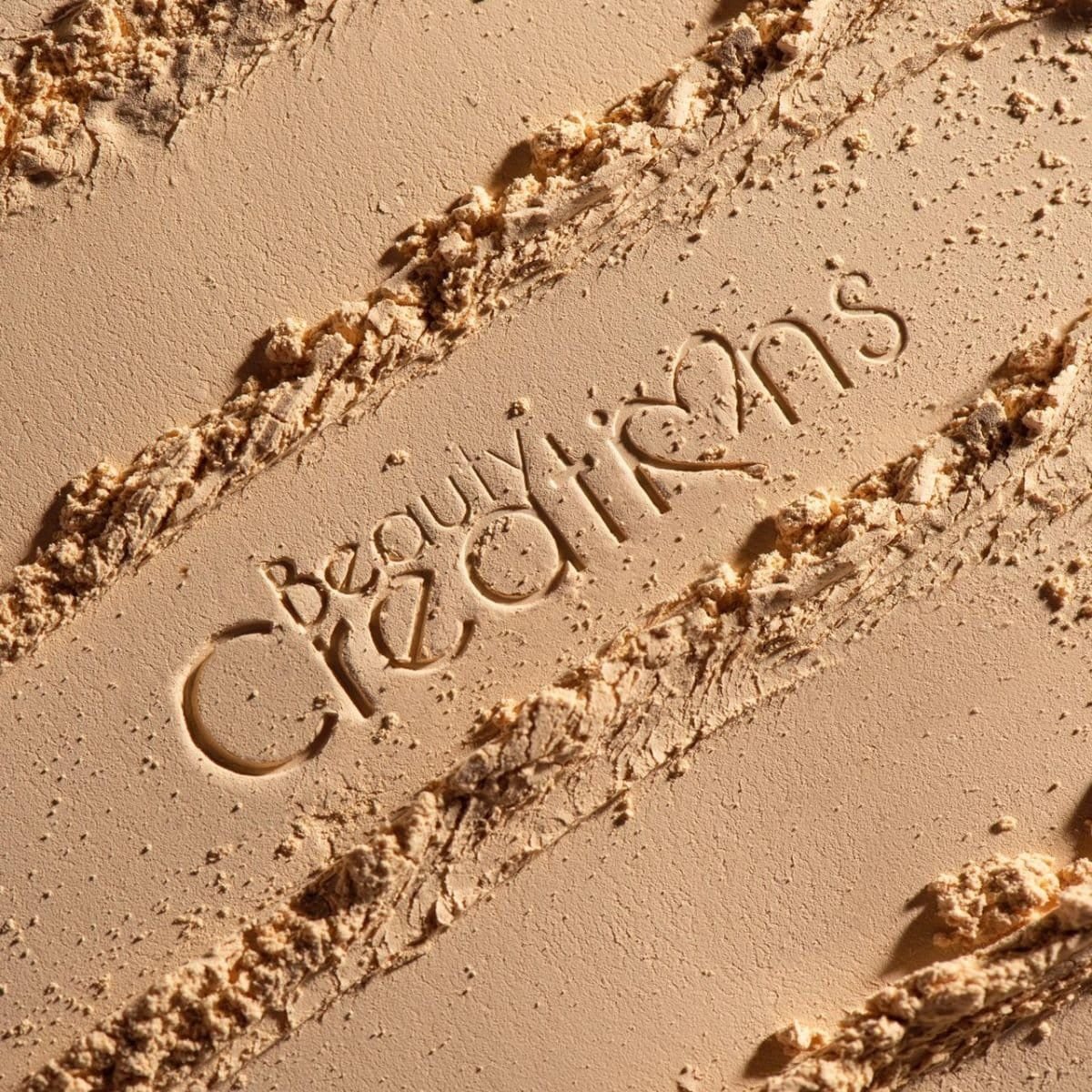 Polvo fijador banana Beauty Creations con acabado mate natural para sellar maquillaje