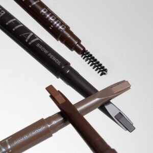 Lápiz para cejas Flat Brow de Adara Paris con punta rectangular y cepillo integrado para un acabado natural