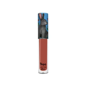 Labial líquido mate de Yuya en el tono Quédate de larga duración con diseño exclusivo coleccionable