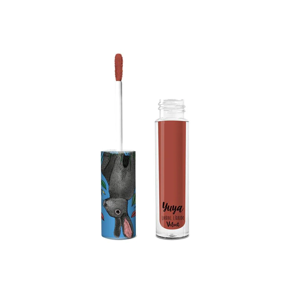 Labial líquido mate de Yuya en el tono Quédate de larga duración con diseño exclusivo coleccionable