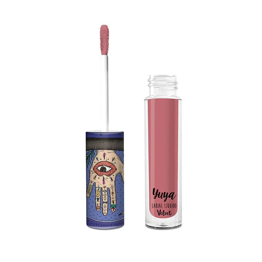 Labial líquido velvet de Yuya en el tono Traviesa con acabado mate aterciopelado y empaque coleccionable