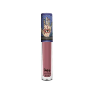 Labial líquido velvet de Yuya en el tono Traviesa con acabado mate aterciopelado y empaque coleccionable