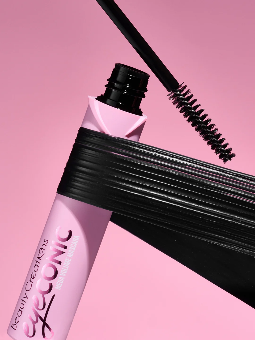 Máscara de pestañas Eyeconic Mega Volume de Beauty Creations con cepillo de fibras de nylon para volumen dramático