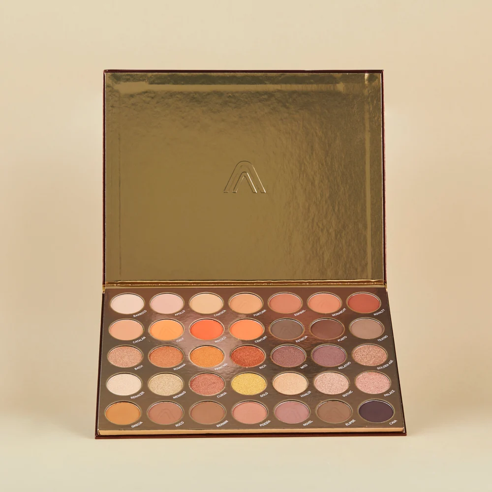 ATENEA Paleta de Sombras Atemporal Makeup Expert con 35 tonos nude, cálidos, cafés, dorados y rosados en acabados mate y shimmer.