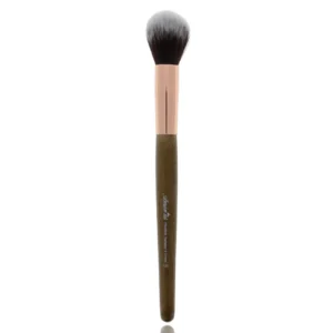 AMOR US Brocha Premium 129 para iluminador y contorno. Cerdas sintéticas suaves, cabezal redondeado y diseño vegano cruelty free.